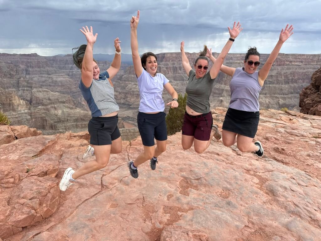 Clients qui sautent de joie au bord du Grand Canyon West