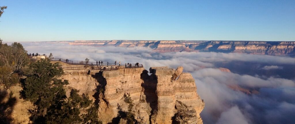 Le Grand Canyon rempli d’une mer de nuages, vu depuis Mather Point